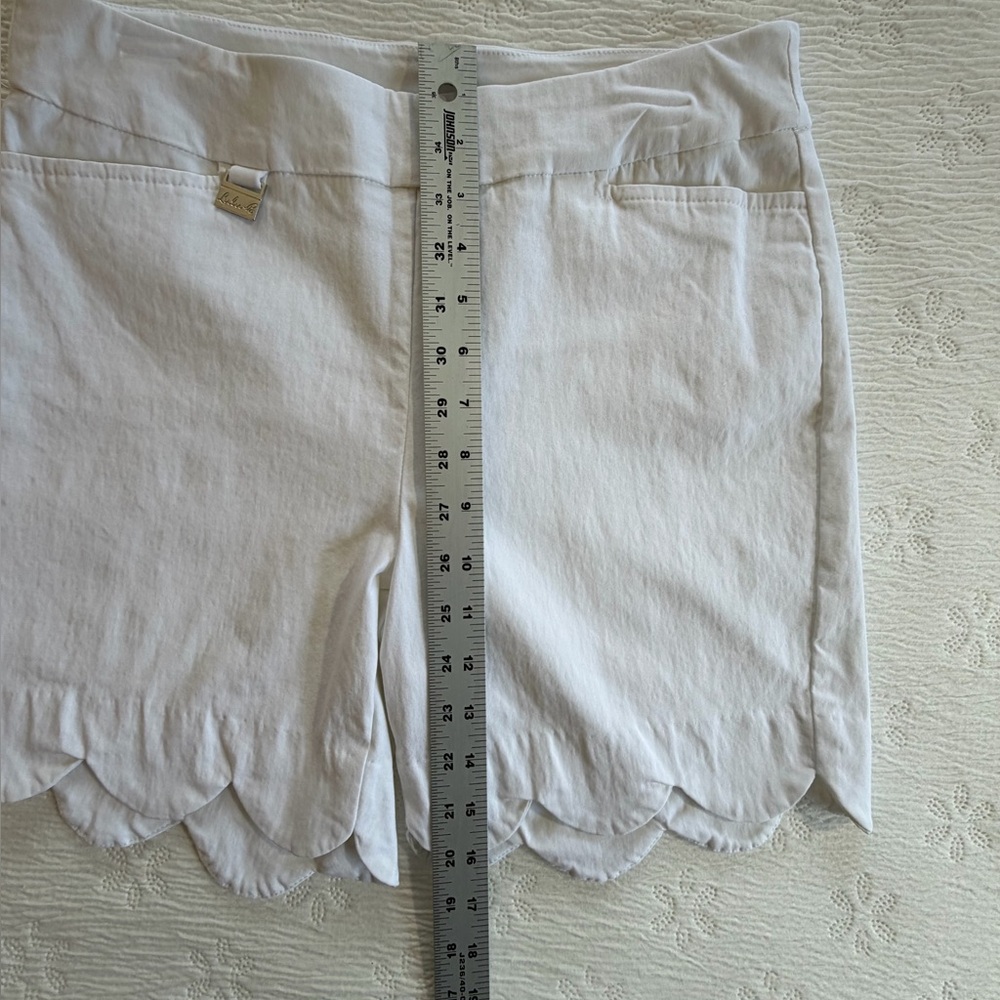 Lulu-B white pull-on shorts scalloped hem size 10 stretchy - Picture 7 of 8